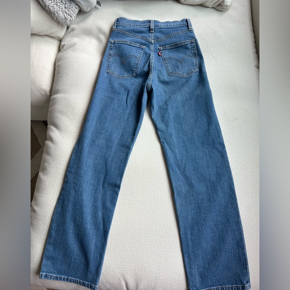 Levi women’s straight leg Jean, ankle length, medium wash - Picture 3 of 8